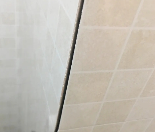 平湖瓷砖空鼓维修公司分享阳台瓷砖脱落的修复过程可以分为以下几个步骤