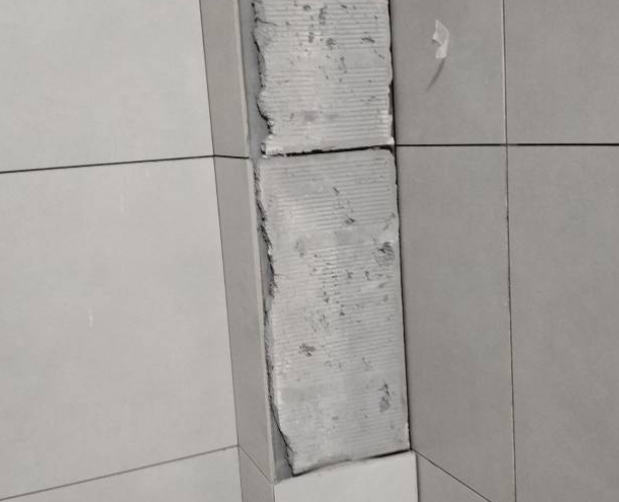 平湖瓷砖空鼓维修公司分享下瓷砖施工前基层浇水润湿程度不足，可能导致以下问题