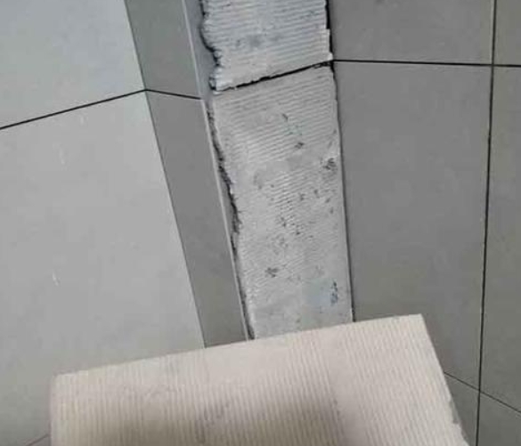 平湖瓷砖空鼓维修公司分享下厨房瓷砖脱落的补救措施。